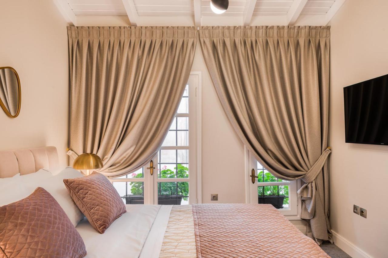 Mavrogenous Luxury Apartments นาฟปลิโอ ภายนอก รูปภาพ